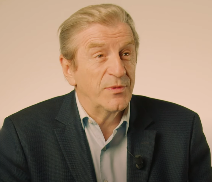 Éric Revel, journaliste et éditorialiste reconnu de 64 ans